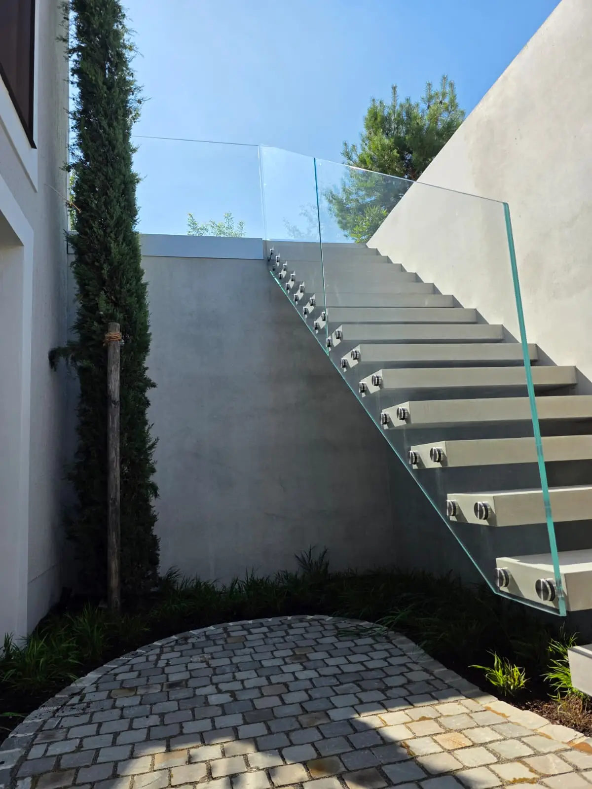 Glasgeländer Balkon und Treppe