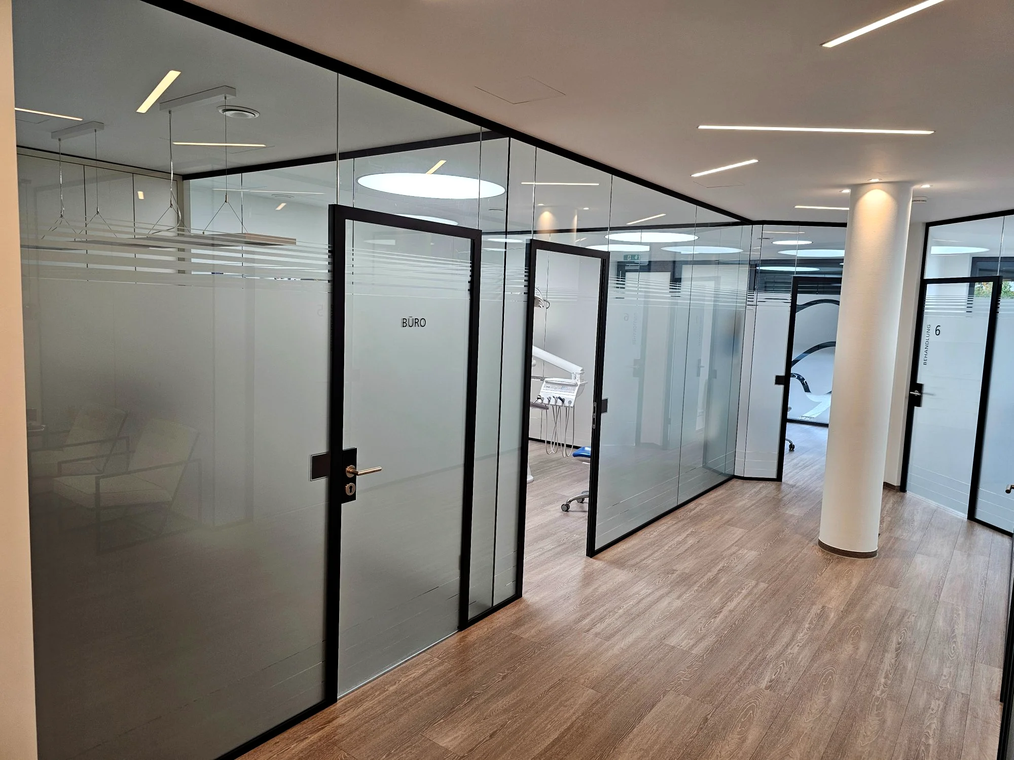 Praxisflur mit Glastrennwänden - Prophylaxezentrum Gersthofen