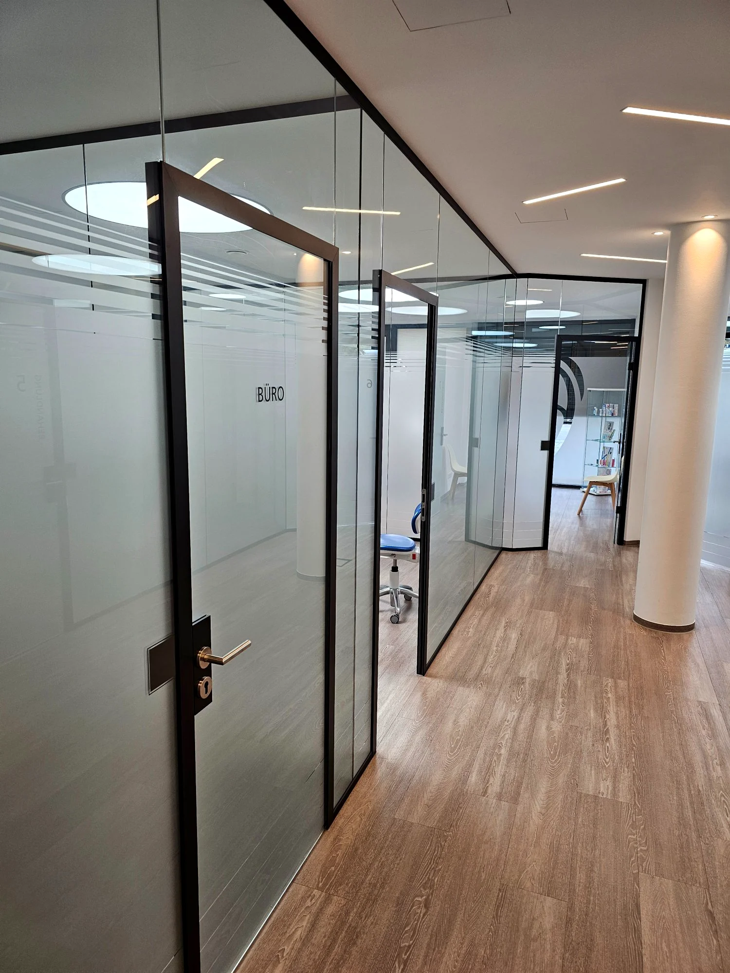 Behandlungsräume mit Dekorfolie - Prophylaxezentrum Gersthofen