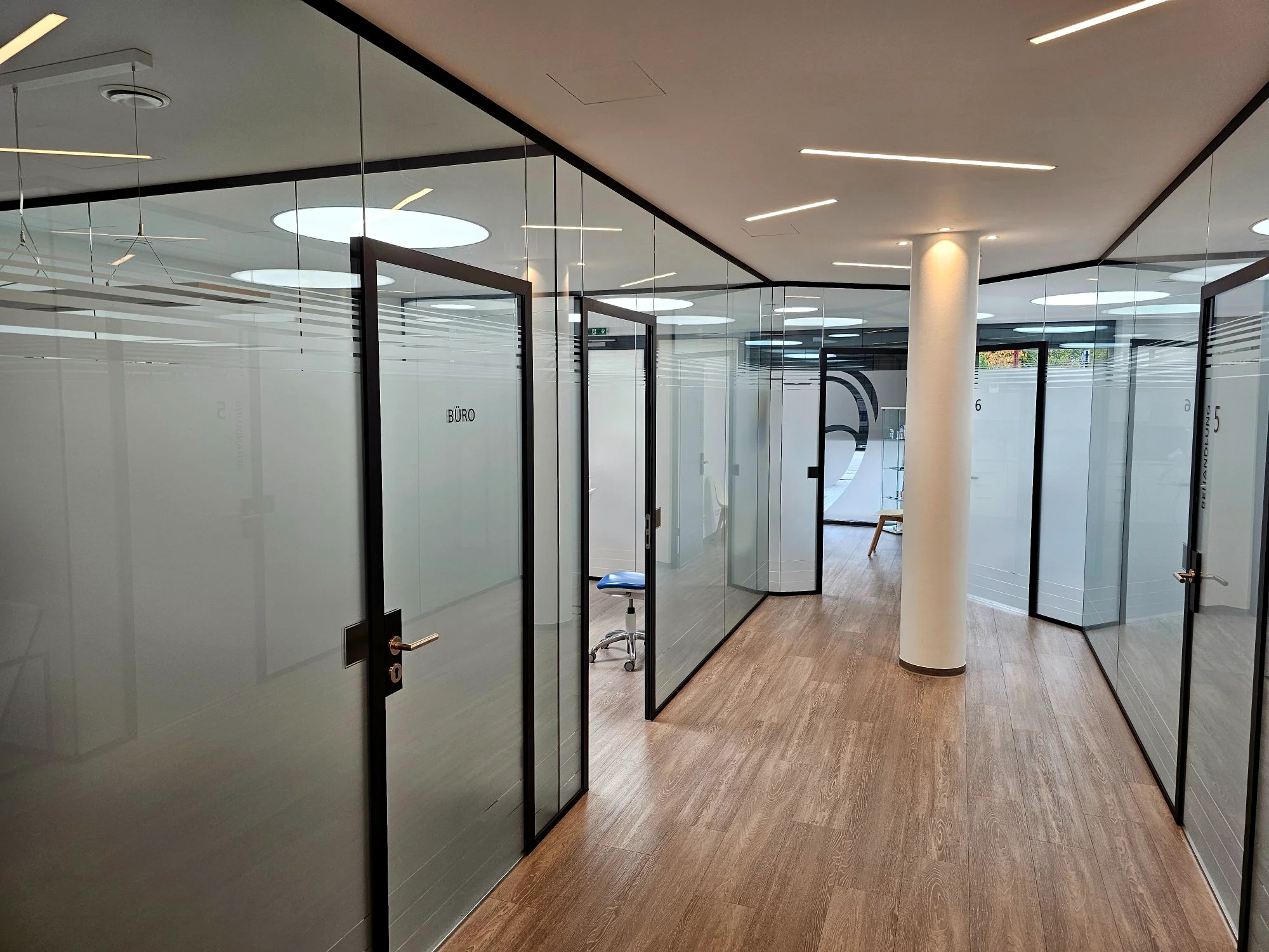 Behandlungsraum mit Drehtür - Prophylaxezentrum Gersthofen