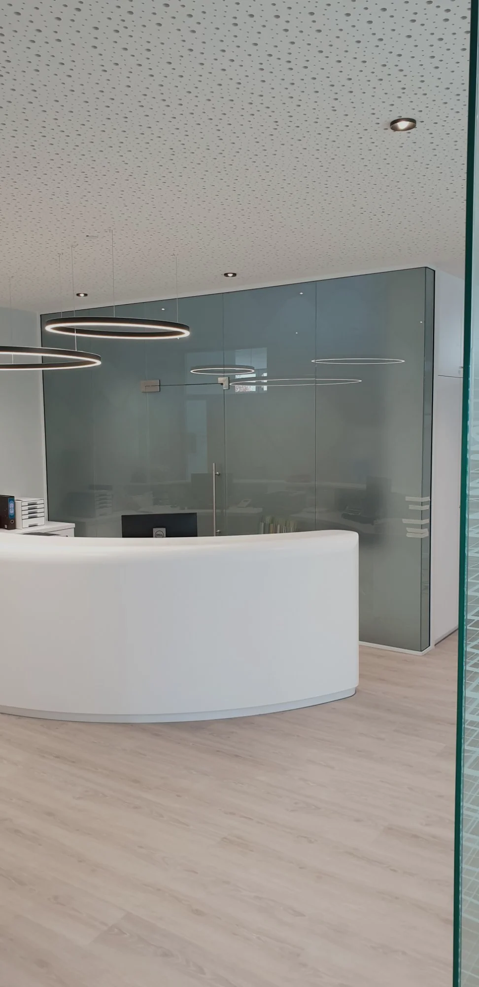 Glastrennwand Empfang mit Wellenlinien-Dekorfolie - Frauenarztpraxis Markt Indersdorf