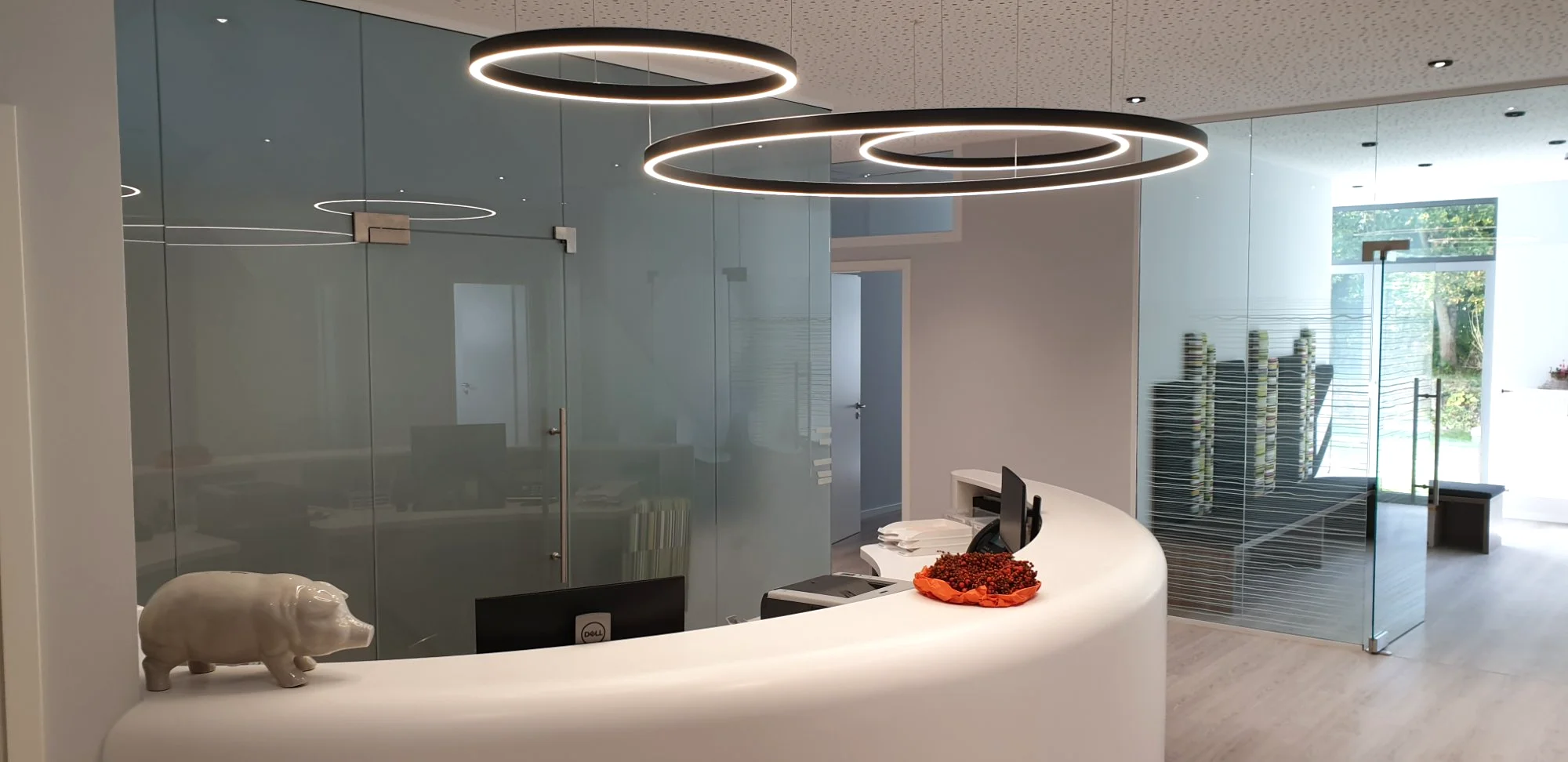 Glaswand Empfang mit Wellenlinien-Dekorfolie - Frauenarztpraxis Markt Indersdorf