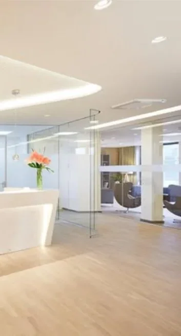 Gebogenes Glas Glastrennwand - Zahnarztpraxis Augsburg-Göggingen