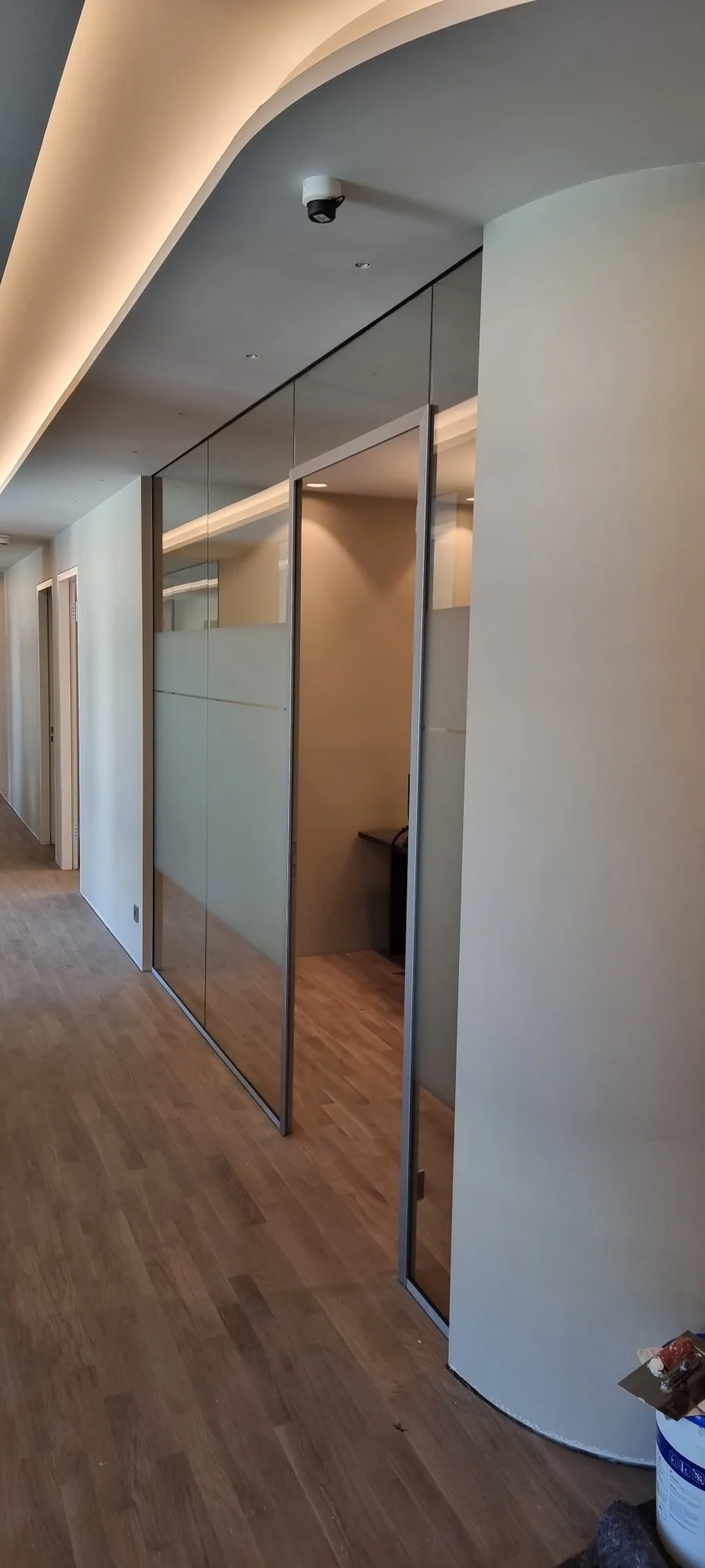 Praxisflur Panorama - Glastrennwände Zahnarztpraxis Augsburg-Göggingen